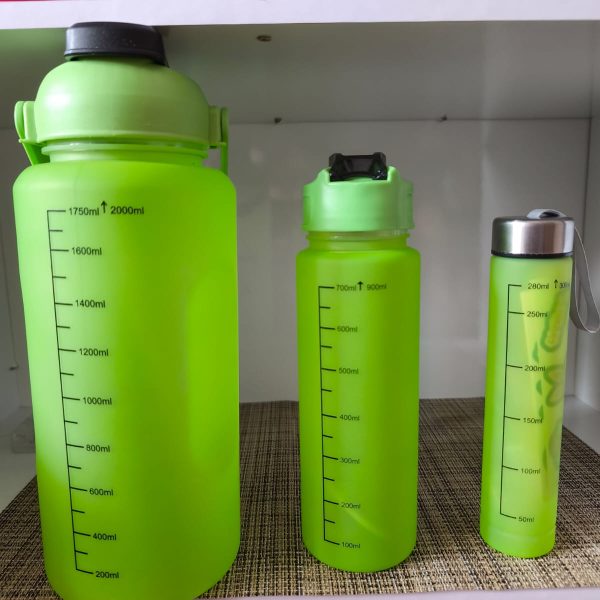 Set de 3 Botellas Plásticas con Medidor